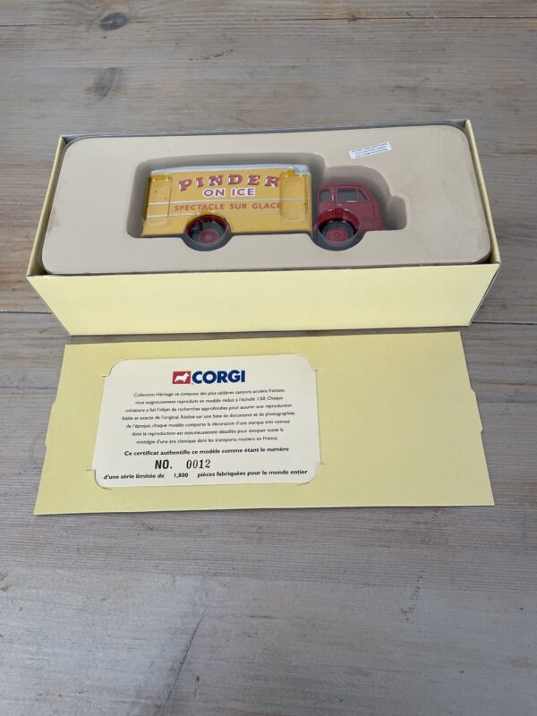 Simca Cargo Fourgon - Pinder On Ice - Corgi - Collection Héritage -