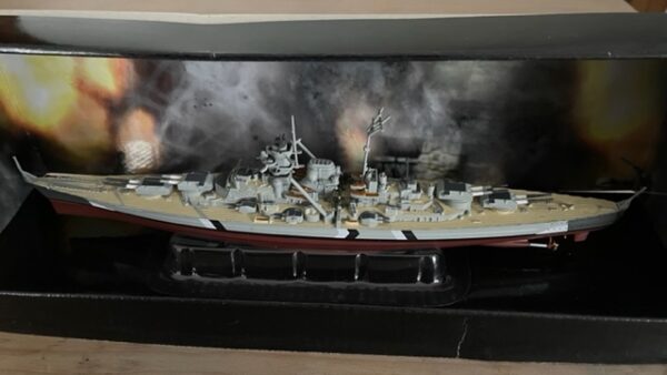 Unimax - German Battleship Bismarck - 1.1000 - Die Cast Métal -