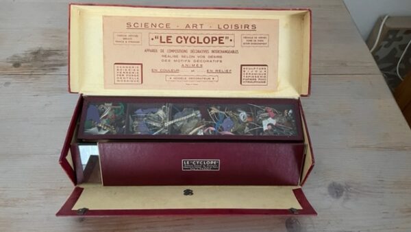 "Le Cyclope décorateur" Kaléidoscope - 1946 -