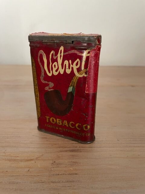 Ancienne boite de tabac en métal Tobacco velvet - 1940 -