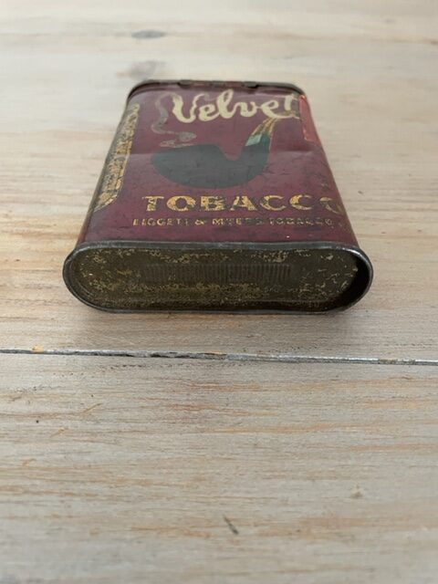 Ancienne boite de tabac en métal Tobacco velvet - 1940 -