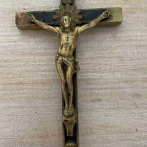 Christ sur Croix à suspendre en laiton - XXème siècle