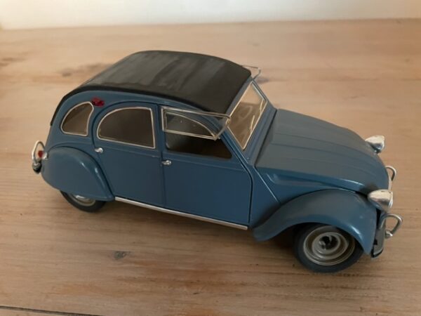 Solido - Citroën 2 CV 1966 - Ref. 8028 - 1/17 -