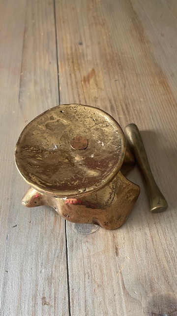 Mortier et pilon en bronze patine dorée - Signature  Yves LOHE -