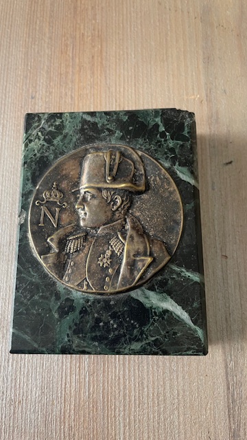 Presse-papier en marbre incrusté d'un médaillon doré représentant Napoléon Bonaparte