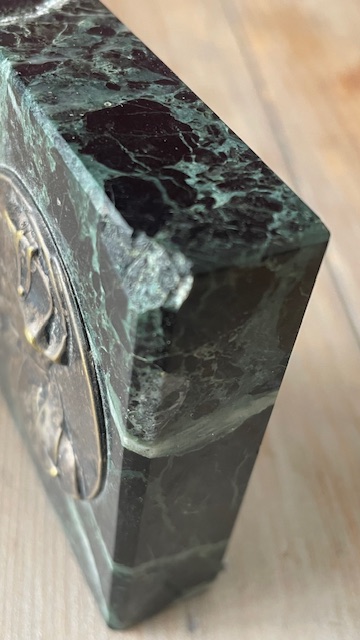 Presse-papier en marbre incrusté d'un médaillon doré représentant Napoléon Bonaparte