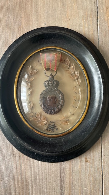 Médaille de Ste Hélène sous cadre bois noir - XIXème siècle - Napoléon III -