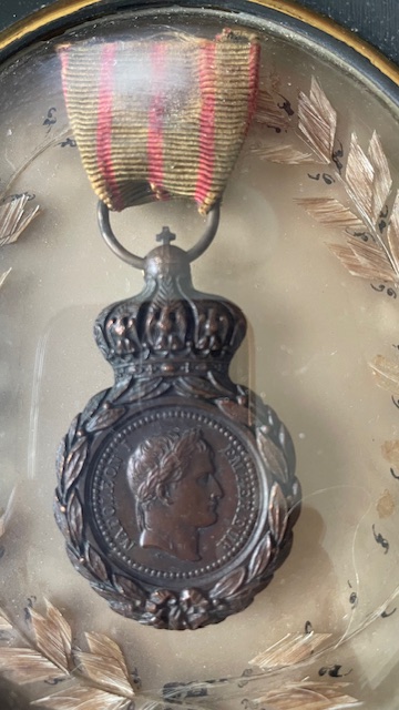 Médaille de Ste Hélène sous cadre bois noir - XIXème siècle - Napoléon III -