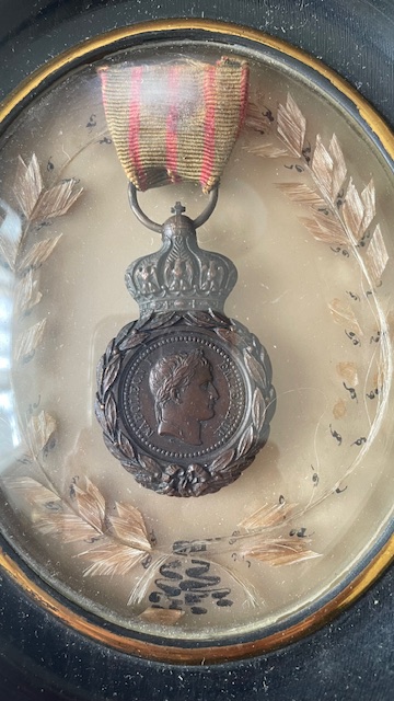 Médaille de Ste Hélène sous cadre bois noir - XIXème siècle - Napoléon III -