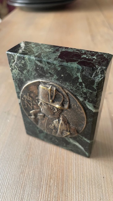 Presse-papier en marbre incrusté d'un médaillon doré représentant Napoléon Bonaparte